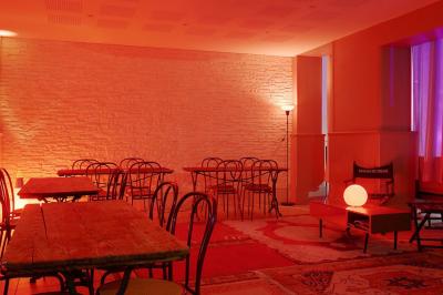 Assiette de charcuterie avec pain, cornichons, tapenade, fromage et beurre, présentée sur une table en bois.