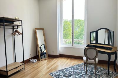 Miniature Location salle La Chapelle-Saint-Mesmin (Loiret) - Chateau du Rollin #11 Salle de réception élégante avec tables rondes dressées, chaises blanches et décorations florales, parquet au sol.