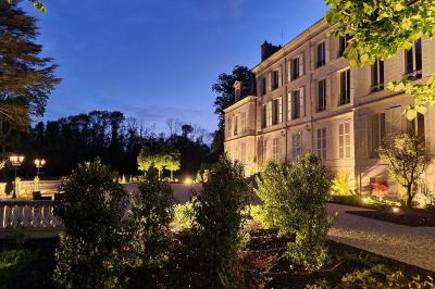 Miniature Location salle La Chapelle-Saint-Mesmin (Loiret) - Chateau du Rollin #7 Salle de réception élégante avec tables rondes dressées, chaises blanches et décorations florales, parquet au sol.