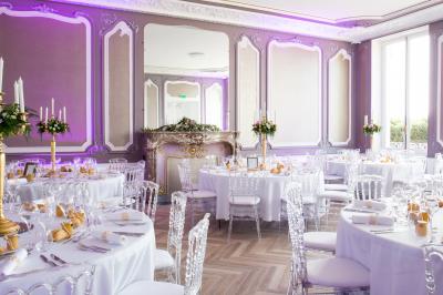 Miniature Location salle La Chapelle-Saint-Mesmin (Loiret) - Chateau du Rollin #3 Salle de réception élégante avec tables rondes dressées, chaises blanches et décorations florales, parquet au sol.