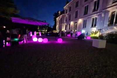 Miniature Location salle La Chapelle-Saint-Mesmin (Loiret) - Chateau du Rollin #10 Salle de réception élégante avec tables rondes dressées, chaises blanches et décorations florales, parquet au sol.