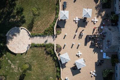 Miniature Location salle La Chapelle-Saint-Mesmin (Loiret) - Chateau du Rollin #12 Salle de réception élégante avec tables rondes dressées, chaises blanches et décorations florales, parquet au sol.