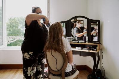 Miniature Location salle La Chapelle-Saint-Mesmin (Loiret) - Chateau du Rollin #13 Salle de réception élégante avec tables rondes dressées, chaises blanches et décorations florales, parquet au sol.