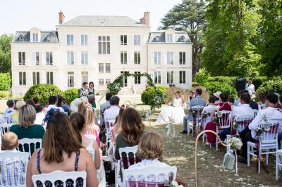 Miniature Location salle La Chapelle-Saint-Mesmin (Loiret) - Chateau du Rollin #15 Salle de réception élégante avec tables rondes dressées, chaises blanches et décorations florales, parquet au sol.
