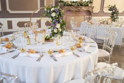 Miniature Location salle La Chapelle-Saint-Mesmin (Loiret) - Chateau du Rollin #20 Salle de réception élégante avec tables rondes dressées, chaises blanches et décorations florales, parquet au sol.