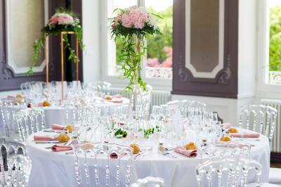 Miniature Location salle La Chapelle-Saint-Mesmin (Loiret) - Chateau du Rollin #23 Salle de réception élégante avec tables rondes dressées, chaises blanches et décorations florales, parquet au sol.