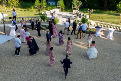 Miniature Location salle La Chapelle-Saint-Mesmin (Loiret) - Chateau du Rollin #26 Salle de réception élégante avec tables rondes dressées, chaises blanches et décorations florales, parquet au sol.