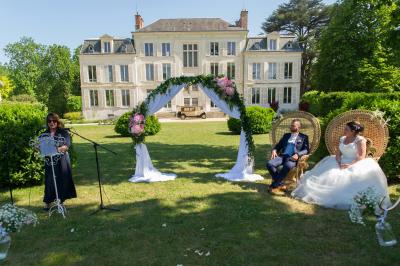 Miniature Location salle La Chapelle-Saint-Mesmin (Loiret) - Chateau du Rollin #28 Salle de réception élégante avec tables rondes dressées, chaises blanches et décorations florales, parquet au sol.