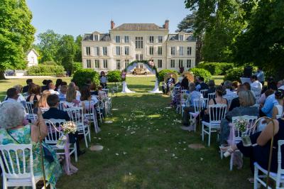 Miniature Location salle La Chapelle-Saint-Mesmin (Loiret) - Chateau du Rollin #29 Salle de réception élégante avec tables rondes dressées, chaises blanches et décorations florales, parquet au sol.