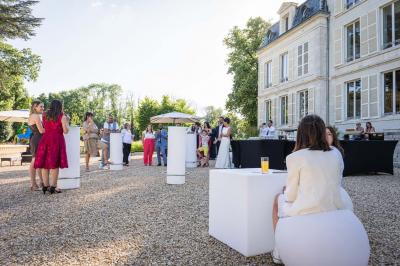 Miniature Location salle La Chapelle-Saint-Mesmin (Loiret) - Chateau du Rollin #25 Salle de réception élégante avec tables rondes dressées, chaises blanches et décorations florales, parquet au sol.