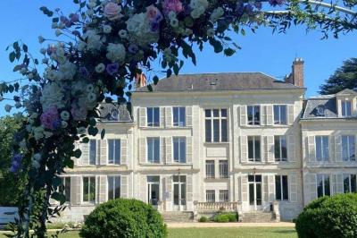 Miniature Location salle La Chapelle-Saint-Mesmin (Loiret) - Chateau du Rollin #4 Salle de réception élégante avec tables rondes dressées, chaises blanches et décorations florales, parquet au sol.