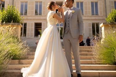 Miniature Location salle La Chapelle-Saint-Mesmin (Loiret) - Chateau du Rollin #6 Salle de réception élégante avec tables rondes dressées, chaises blanches et décorations florales, parquet au sol.