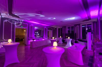 Table dressée avec verres, herbes et ustensiles devant une cheminée décorative dans une pièce éclairée.