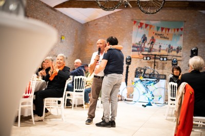 Étang entouré de végétation dense au coucher du soleil, avec une lumière dorée illuminant les arbres et l'eau.