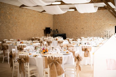 Étang entouré de végétation dense au coucher du soleil, avec une lumière dorée illuminant les arbres et l'eau.