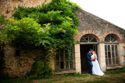 Étang entouré de végétation dense au coucher du soleil, avec une lumière dorée illuminant les arbres et l'eau.
