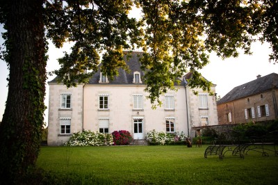 Étang entouré de végétation dense au coucher du soleil, avec une lumière dorée illuminant les arbres et l'eau.