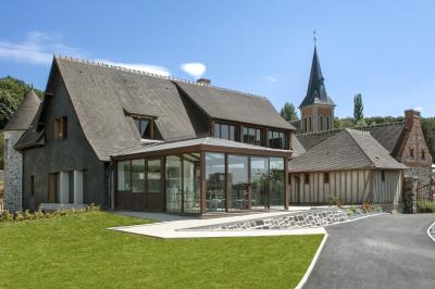 Miniature Location salle Saint-Samson-de-la-Roque (Eure) - Manoir Néo Normand #2 Passerelle en bois surplombant un jardin fleuri avec des arbres et un ciel dégagé en arrière-plan.