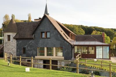 Miniature Location salle Saint-Samson-de-la-Roque (Eure) - Manoir Néo Normand #29 Passerelle en bois surplombant un jardin fleuri avec des arbres et un ciel dégagé en arrière-plan.
