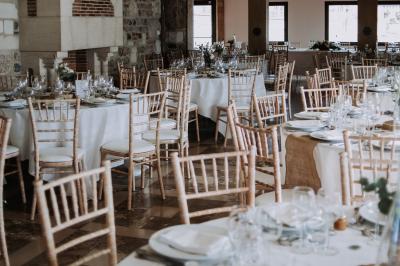 Miniature Location salle Saint-Samson-de-la-Roque (Eure) - Manoir Néo Normand #8 Passerelle en bois surplombant un jardin fleuri avec des arbres et un ciel dégagé en arrière-plan.