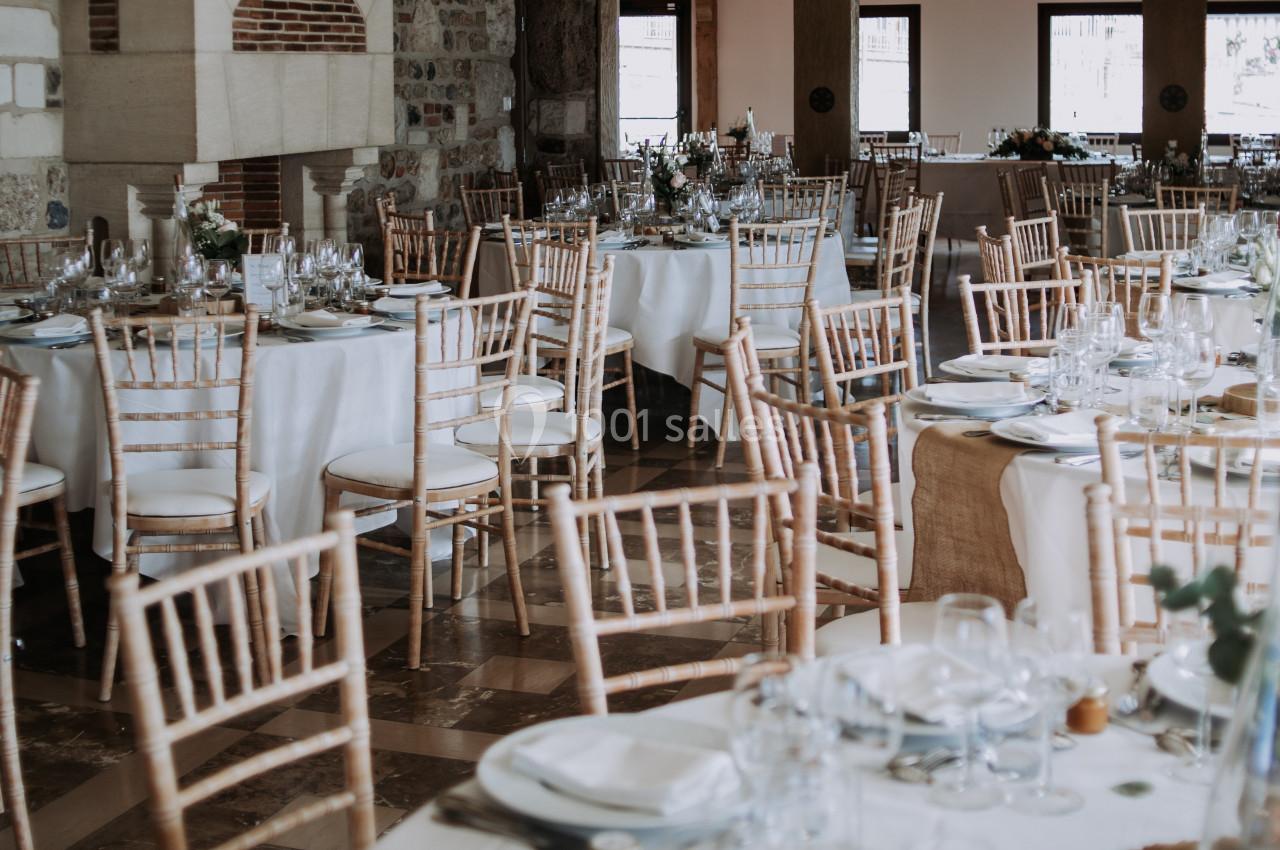Location salle Saint-Samson-de-la-Roque (Eure) - Manoir Néo Normand #8 Salle de réception élégamment décorée avec des tables dressées, des chaises en bois clair et une ambiance lumineuse.