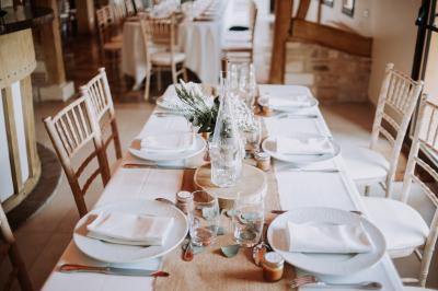 Miniature Location salle Saint-Samson-de-la-Roque (Eure) - Manoir Néo Normand #5 Passerelle en bois surplombant un jardin fleuri avec des arbres et un ciel dégagé en arrière-plan.