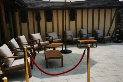 Miniature Location salle Saint-Samson-de-la-Roque (Eure) - Manoir Néo Normand #21 Passerelle en bois surplombant un jardin fleuri avec des arbres et un ciel dégagé en arrière-plan.