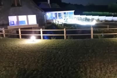 Miniature Location salle Saint-Samson-de-la-Roque (Eure) - Manoir Néo Normand #37 Passerelle en bois surplombant un jardin fleuri avec des arbres et un ciel dégagé en arrière-plan.