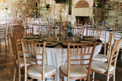 Miniature Location salle Saint-Samson-de-la-Roque (Eure) - Manoir Néo Normand #20 Passerelle en bois surplombant un jardin fleuri avec des arbres et un ciel dégagé en arrière-plan.