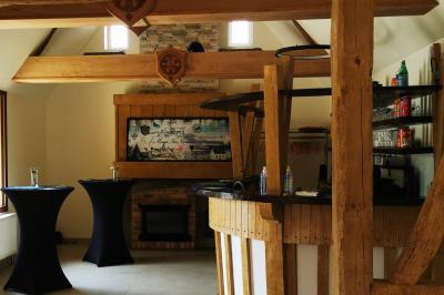 Miniature Location salle Saint-Samson-de-la-Roque (Eure) - Manoir Néo Normand #26 Passerelle en bois surplombant un jardin fleuri avec des arbres et un ciel dégagé en arrière-plan.