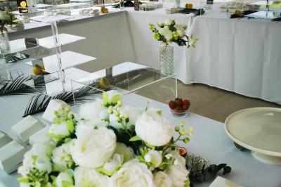 Miniature Location salle Saint-Samson-de-la-Roque (Eure) - Manoir Néo Normand #18 Passerelle en bois surplombant un jardin fleuri avec des arbres et un ciel dégagé en arrière-plan.