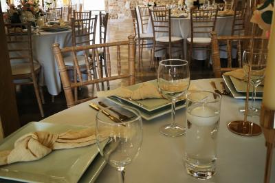 Miniature Location salle Saint-Samson-de-la-Roque (Eure) - Manoir Néo Normand #24 Passerelle en bois surplombant un jardin fleuri avec des arbres et un ciel dégagé en arrière-plan.