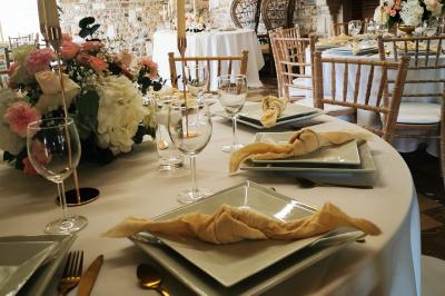 Miniature Location salle Saint-Samson-de-la-Roque (Eure) - Manoir Néo Normand #6 Passerelle en bois surplombant un jardin fleuri avec des arbres et un ciel dégagé en arrière-plan.