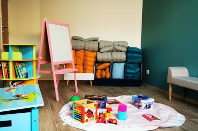 Miniature Location salle Saint-Samson-de-la-Roque (Eure) - Manoir Néo Normand #31 Passerelle en bois surplombant un jardin fleuri avec des arbres et un ciel dégagé en arrière-plan.