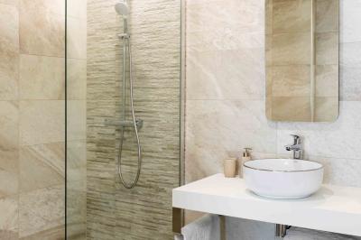 Miniature Location salle Saint-Samson-de-la-Roque (Eure) - Manoir Néo Normand #68 Passerelle en bois surplombant un jardin fleuri avec des arbres et un ciel dégagé en arrière-plan.