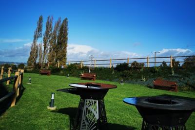 Miniature Location salle Saint-Samson-de-la-Roque (Eure) - Manoir Néo Normand #38 Passerelle en bois surplombant un jardin fleuri avec des arbres et un ciel dégagé en arrière-plan.