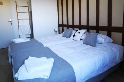 Miniature Location salle Saint-Samson-de-la-Roque (Eure) - Manoir Néo Normand #63 Passerelle en bois surplombant un jardin fleuri avec des arbres et un ciel dégagé en arrière-plan.