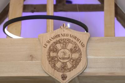 Miniature Location salle Saint-Samson-de-la-Roque (Eure) - Manoir Néo Normand #50 Passerelle en bois surplombant un jardin fleuri avec des arbres et un ciel dégagé en arrière-plan.