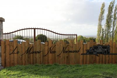 Miniature Location salle Saint-Samson-de-la-Roque (Eure) - Manoir Néo Normand #30 Passerelle en bois surplombant un jardin fleuri avec des arbres et un ciel dégagé en arrière-plan.