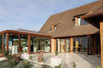 Miniature Location salle Saint-Samson-de-la-Roque (Eure) - Manoir Néo Normand #44 Passerelle en bois surplombant un jardin fleuri avec des arbres et un ciel dégagé en arrière-plan.