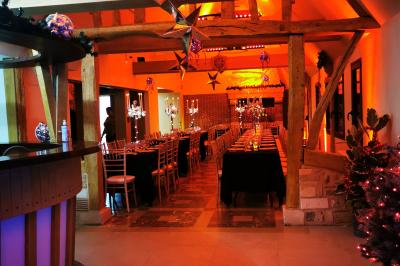 Miniature Location salle Saint-Samson-de-la-Roque (Eure) - Manoir Néo Normand #60 Passerelle en bois surplombant un jardin fleuri avec des arbres et un ciel dégagé en arrière-plan.