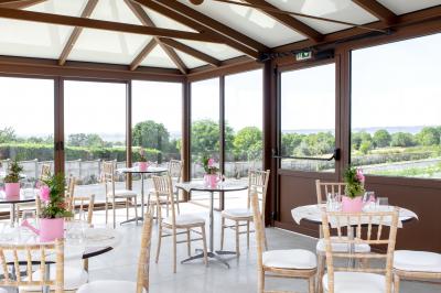 Miniature Location salle Saint-Samson-de-la-Roque (Eure) - Manoir Néo Normand #49 Passerelle en bois surplombant un jardin fleuri avec des arbres et un ciel dégagé en arrière-plan.