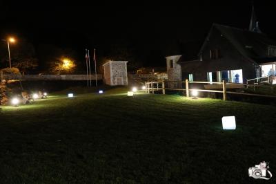Miniature Location salle Saint-Samson-de-la-Roque (Eure) - Manoir Néo Normand #55 Passerelle en bois surplombant un jardin fleuri avec des arbres et un ciel dégagé en arrière-plan.