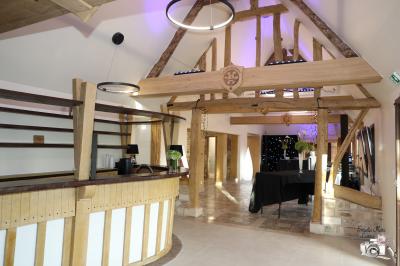 Miniature Location salle Saint-Samson-de-la-Roque (Eure) - Manoir Néo Normand #52 Passerelle en bois surplombant un jardin fleuri avec des arbres et un ciel dégagé en arrière-plan.