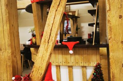 Miniature Location salle Saint-Samson-de-la-Roque (Eure) - Manoir Néo Normand #58 Passerelle en bois surplombant un jardin fleuri avec des arbres et un ciel dégagé en arrière-plan.