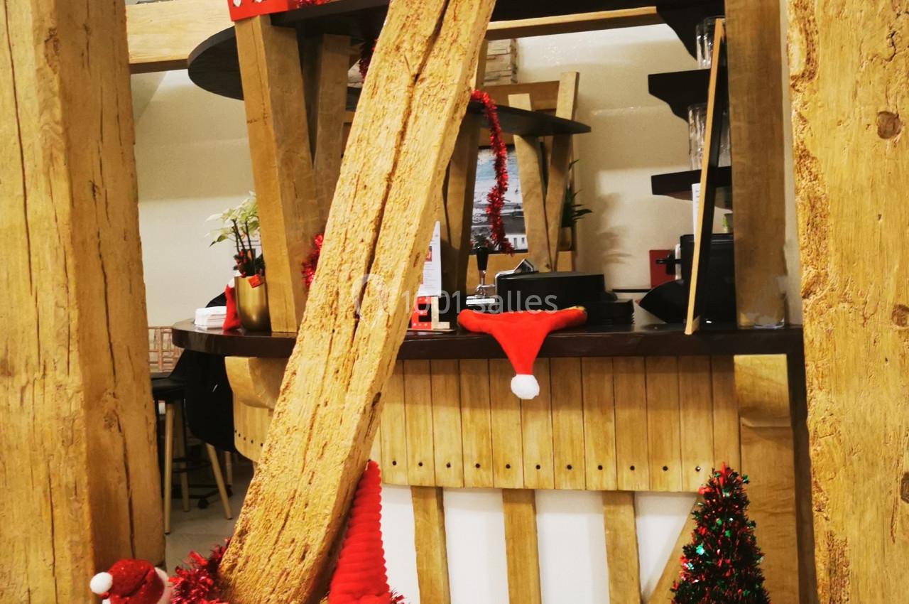 Location salle Saint-Samson-de-la-Roque (Eure) - Manoir Néo Normand #58 Décoration de Noël avec guirlandes rouges, sapins miniatures et pancarte ’Joyeux Noël’ sur un cadre en bois rustique.