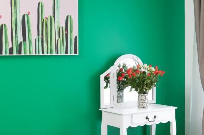 Miniature Location salle Saint-Samson-de-la-Roque (Eure) - Manoir Néo Normand #65 Passerelle en bois surplombant un jardin fleuri avec des arbres et un ciel dégagé en arrière-plan.