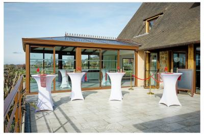 Miniature Location salle Saint-Samson-de-la-Roque (Eure) - Manoir Néo Normand #72 Passerelle en bois surplombant un jardin fleuri avec des arbres et un ciel dégagé en arrière-plan.