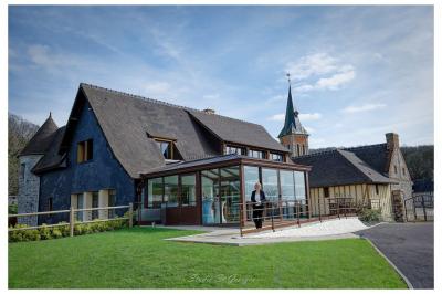 Miniature Location salle Saint-Samson-de-la-Roque (Eure) - Manoir Néo Normand #74 Passerelle en bois surplombant un jardin fleuri avec des arbres et un ciel dégagé en arrière-plan.