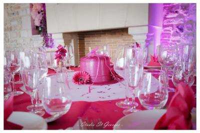 Miniature Location salle Saint-Samson-de-la-Roque (Eure) - Manoir Néo Normand #76 Passerelle en bois surplombant un jardin fleuri avec des arbres et un ciel dégagé en arrière-plan.